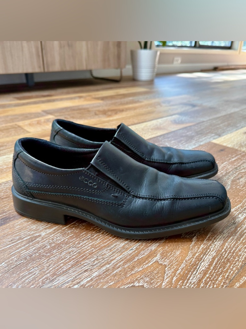 ECCO Men's Black Leather Slip-On Dress Shoes Loafers / Size 10M (EU 43)